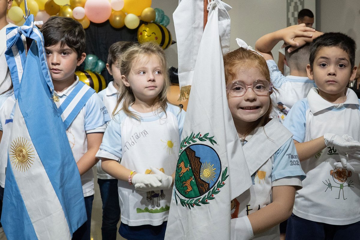 ULPSanLuis's tweet photo. 🧒🎓 Los pequeños gigantes de la salita Taurus egresaron de jardín

🏫 Con familias y directivos presentes, los niños de 5 años de la Escuela Albert Einstein cerraron una etapa llena de aprendizaje y amor.
📲 Leé la nota 👉🏻 https://t.co/ZczEBZ4Che https://t.co/3gXboYCmqp