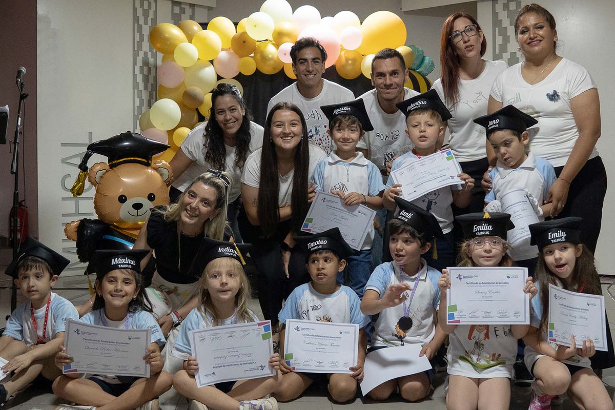 ULPSanLuis's tweet photo. 🧒🎓 Los pequeños gigantes de la salita Taurus egresaron de jardín

🏫 Con familias y directivos presentes, los niños de 5 años de la Escuela Albert Einstein cerraron una etapa llena de aprendizaje y amor.
📲 Leé la nota 👉🏻 https://t.co/ZczEBZ4Che https://t.co/3gXboYCmqp