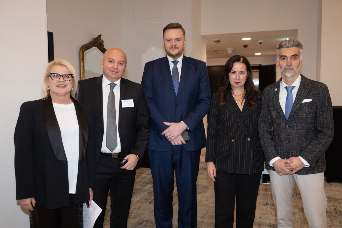 HUP_hr's tweet photo. Radni ručak HUP-Udruge malih i srednjih poduzetnika s ministrom Primorcem u znaku poreznog rasterećenja rada, fiskalne politike i reinvestirane dobiti. 
https://t.co/9JEi75LnJX https://t.co/79hassYQf7