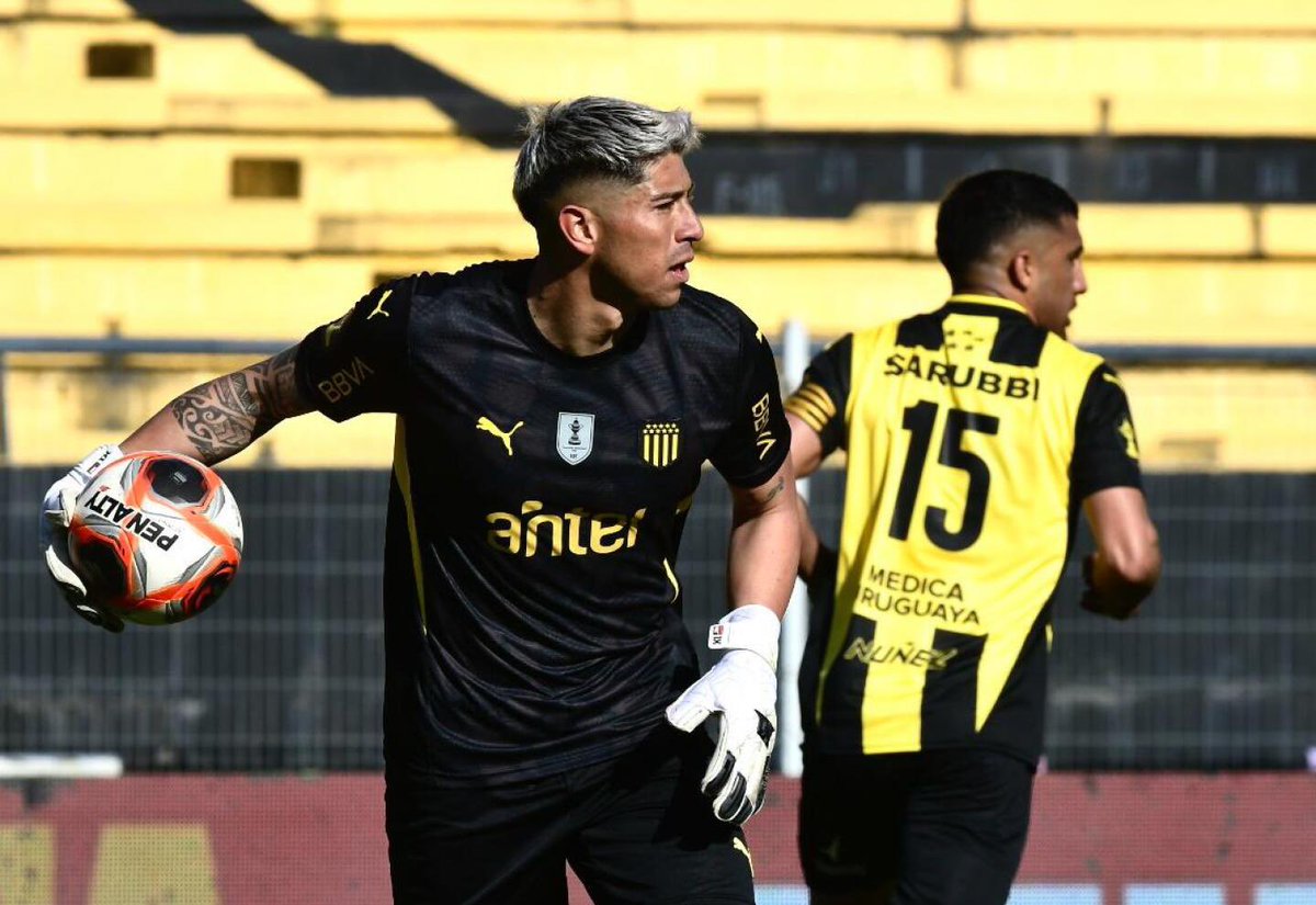 Caso Muslera: había acuerdo por USD 25.000.
A la hora de firmar, Peñarol le baja a 20.000.
Muslera se planta, pide 30.000 y la dirigencia no acepta pagar más de los 25 iniciales.
Termina en Estudiantes y Peñarol firma a Cortés por 30.000.
Desprolijidad, y otro papelón dirigencial