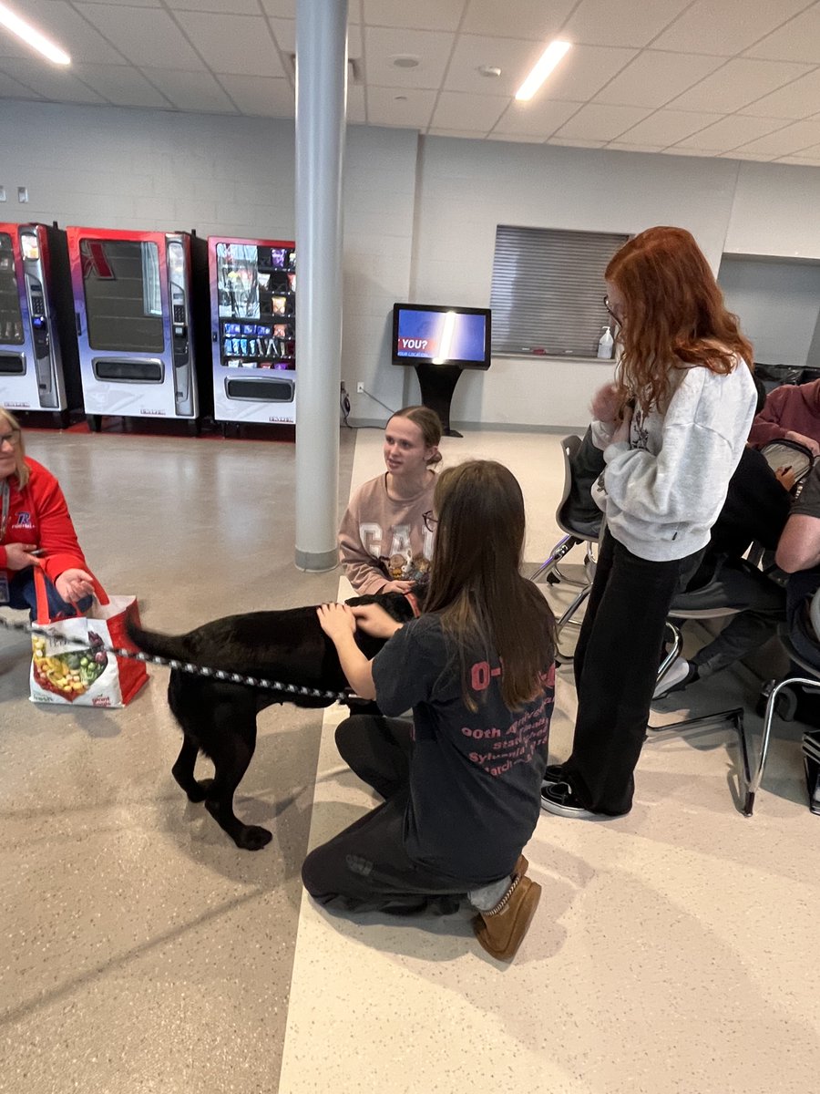 With the start of exams less than 48 hours away, even ⁦<a href="/RevereLocal/">Revere Schools</a>⁩ high school kids appreciate a visit from Macy to help keep them calm! There is just something about a dog! Thank you Addessi Family for sharing her with us.  🐾 ❤️ 📚