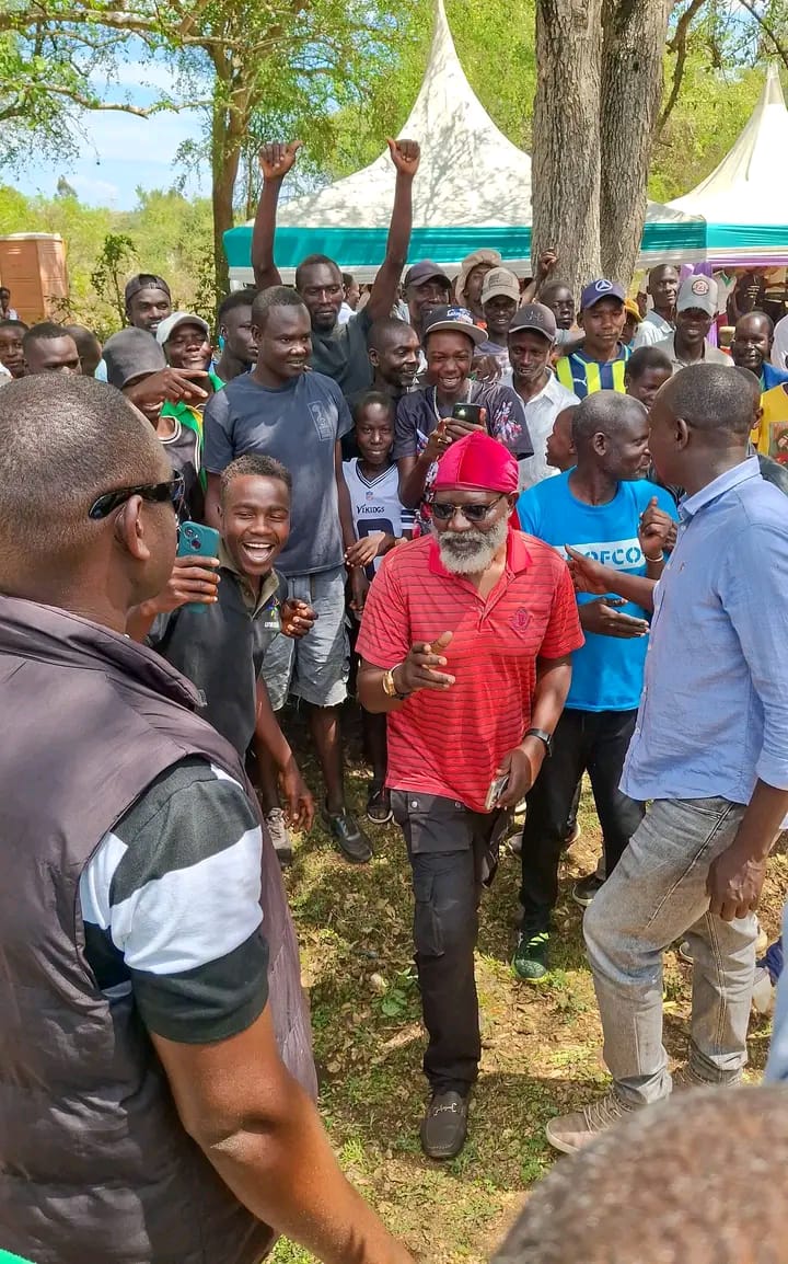 RootsPartyKe's tweet photo. Today, together with former CS Moses Kuria,  Awendo MP Walter Owino, Uriri MP, Mark Nyamita
and other leaders, I paid a visit to Uyoma, Siaya to stand with the family of Maurice Ogeta, a selfless man who served with honor as a bodyguard to Rt. Hon. Raila Amolo Odinga. https://t.co/AuUx2ra3k1