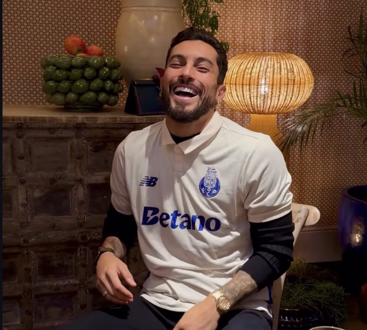 Já tínhamos saudades de ver o Alex Telles assim vestido💙