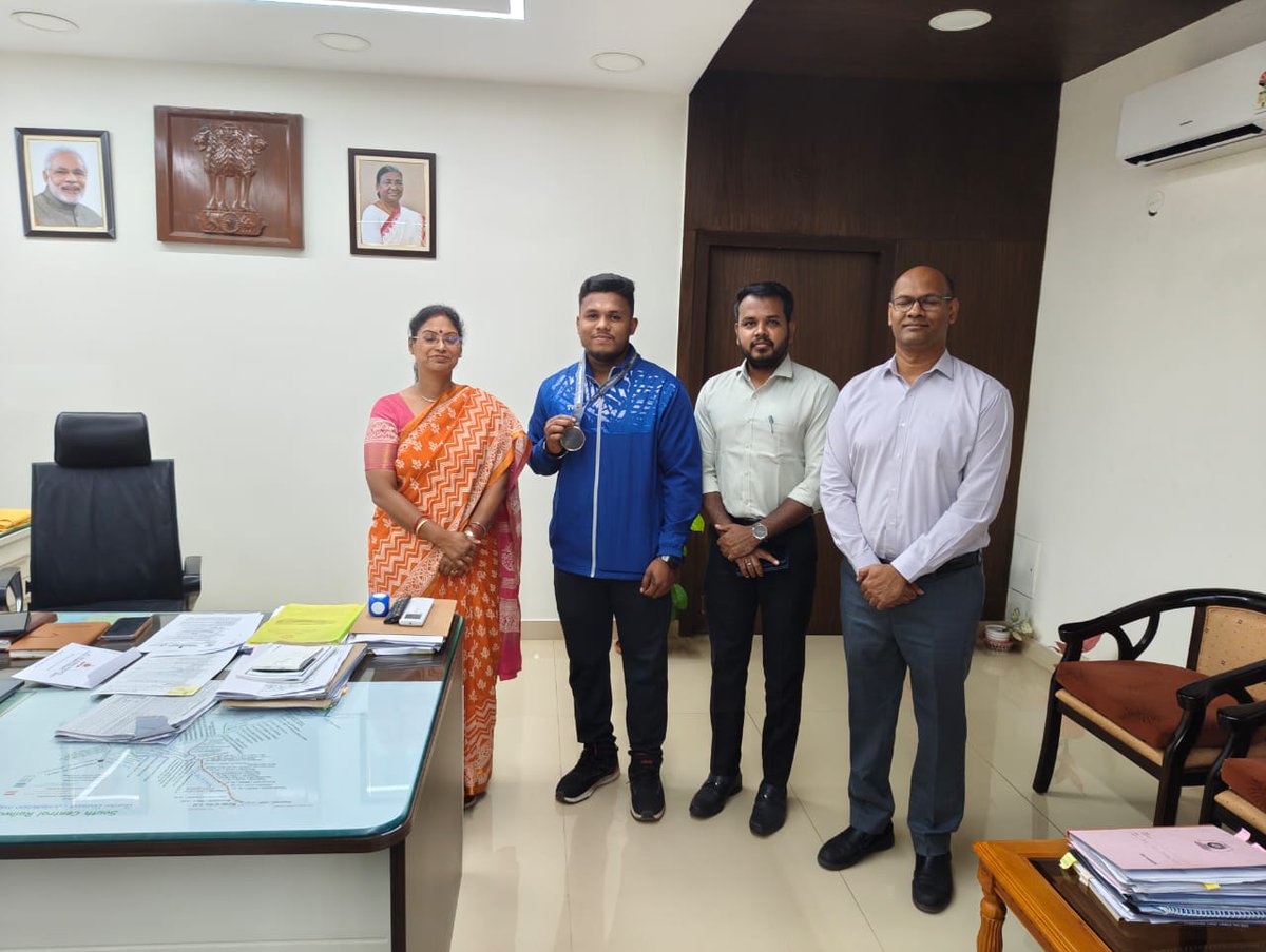 drmgnt's tweet image. Pride of #Guntur Division!
Shri A. Siva Rama Krishna Yadav, CCTC/GNT, won 🥈 #SilverMedal (88 kg) at the 72nd Men All India Railway #Weightlifting Championship held at ECoR/Visakhapatnam.
DRM/GNT appreciated his outstanding achievement 👏
#RailwaySports #ProudMoment