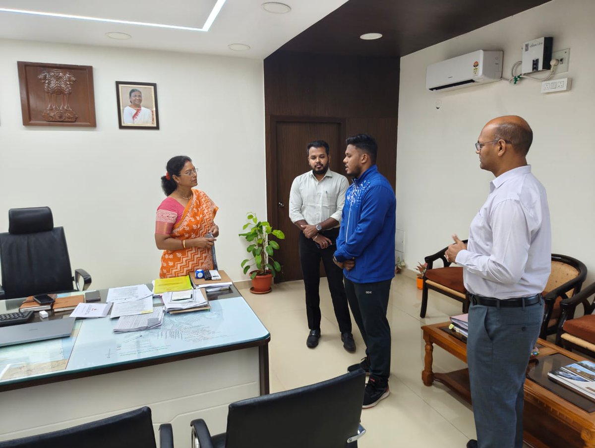 drmgnt's tweet image. Pride of #Guntur Division!
Shri A. Siva Rama Krishna Yadav, CCTC/GNT, won 🥈 #SilverMedal (88 kg) at the 72nd Men All India Railway #Weightlifting Championship held at ECoR/Visakhapatnam.
DRM/GNT appreciated his outstanding achievement 👏
#RailwaySports #ProudMoment