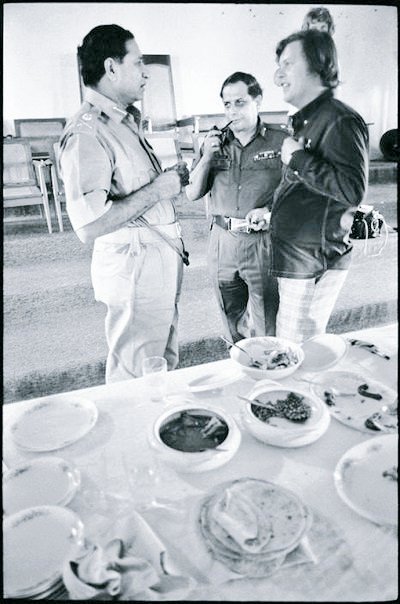 1971 :: Pakistani General Niazi, After Surrender at Dhaka,  Organized Lunch For Indian General JFR Jacob. 

Seen Here With General Jacob and Journalist Gavin Young

(Photo - Magnum Photos )