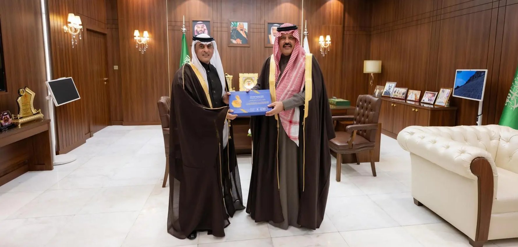 صور .. أمير منطقة حائل الأمير عبدالعزيز بن سعد يتسلم تقريرًا عن إنجازات ومبادرات جامعة حائل، منوهًا بدعم القيادة الرشيدة -أيدها الله- لقطاع التعليم الجامعي. 