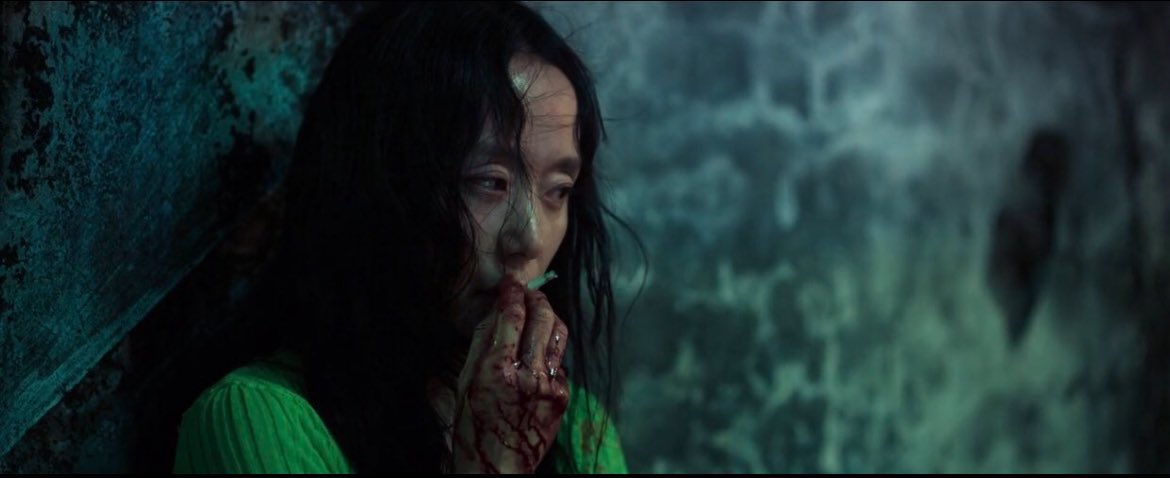 담배피는 중년에게 집착을 함