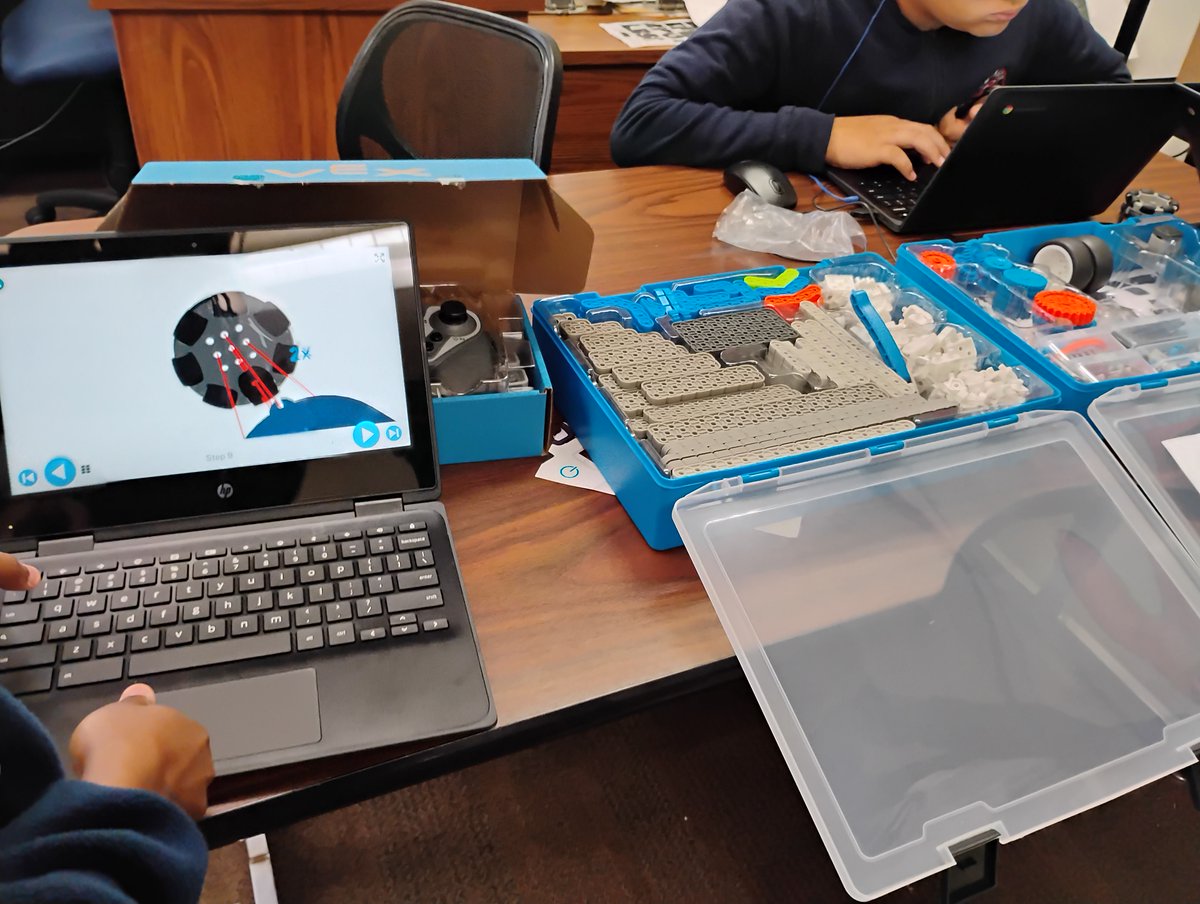 EmersonAcademy2's tweet photo. Take a look at what we have been learning....Technology class equals coding, Aerospace engineering,  plus much more https://t.co/DpwF8SLwCy