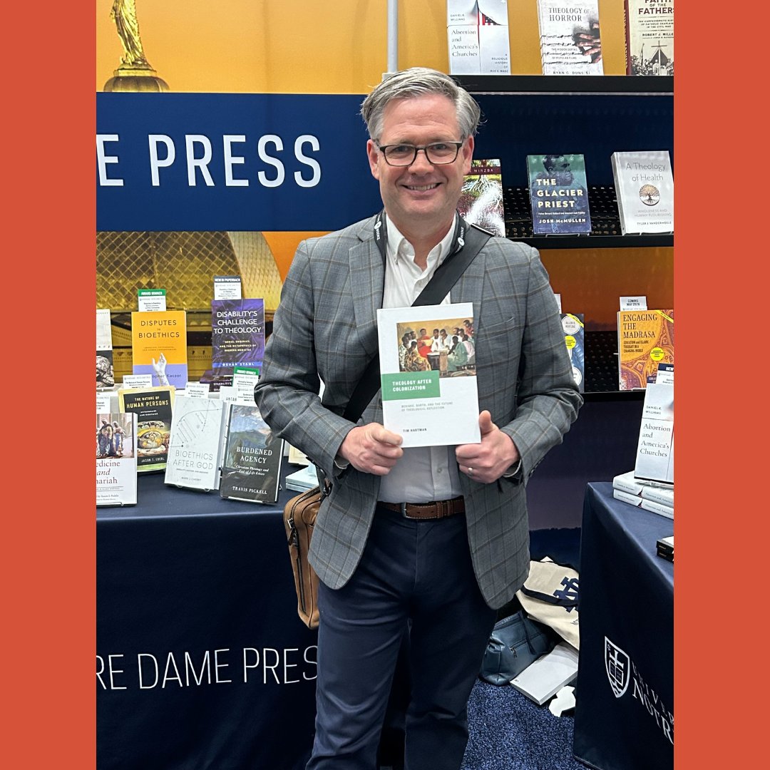 UNDPress's tweet image. It was great running into author Tim Hartman at the #AARSBL25 meeting! His book THEOLOGY AFTER COLONIZATION, uses a #Comparative approach to examine two theologians, one from #Europe and one from #Africa. #KwameBediako #KarlBarth #Theology

Read on: undpress.nd.edu/9780268106539/…