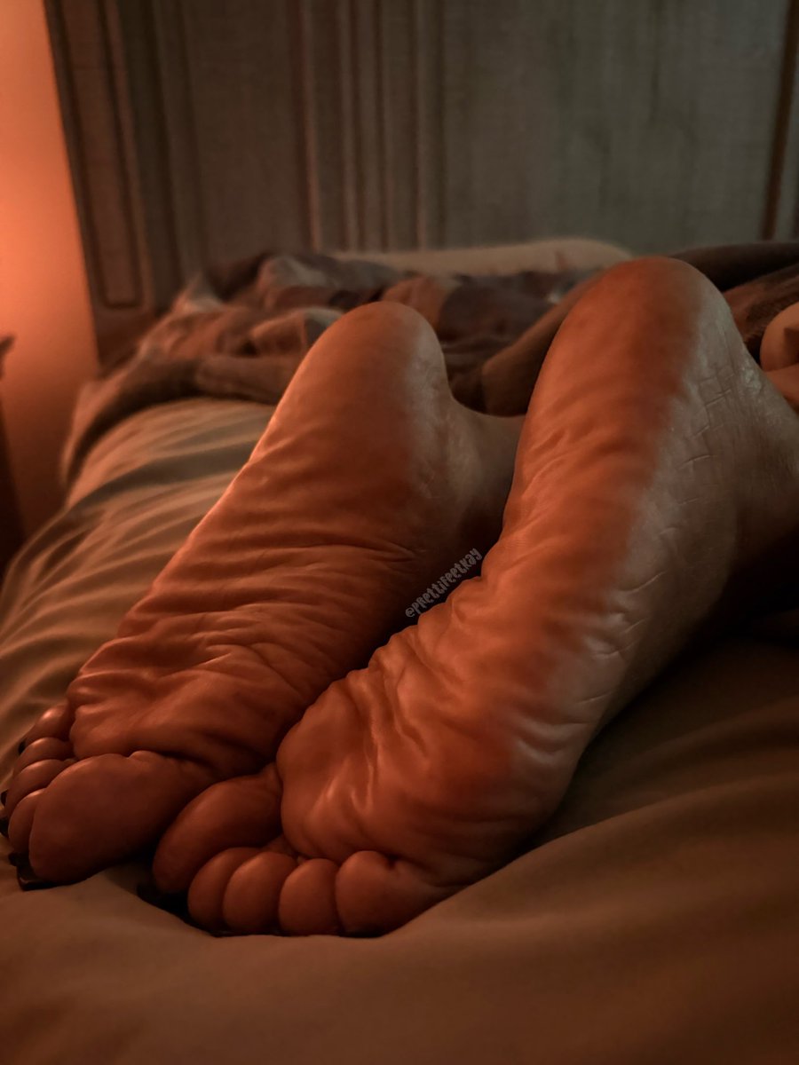 MsMeatySoles's tweet image. 39 degree high today... They wrinkle so easily when it's cold. 🥶