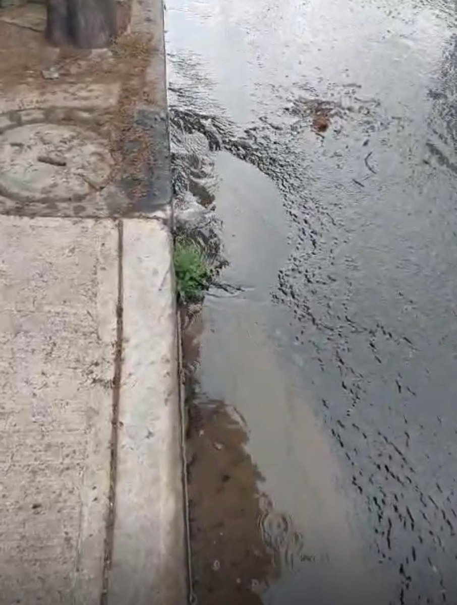 intheborderlin3's tweet photo. @SEGIAGUA Se reporta fuga de agua potable en Col. Moderna, Benito Juárez. Calle Pampas, a la altura del #104. 
Les agradecemos su apoyo. @BJAlcaldia https://t.co/pFoJ36eiuZ