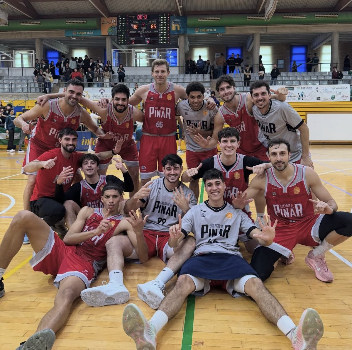 ColegioEP's tweet photo. 𝗦𝗘𝗫𝗧𝗔 𝗩𝗜𝗖𝗧𝗢𝗥𝗜𝗔 🏀🏀 Partidazo y triunfo a lo grande de nuestro primer equipo de @TerceraFEB … Una victoria a domicilio ante los almerienses del B. Murgi que nos permite continuar con la racha positiva y acercarnos al final de año con los deberes hechos🏀🏀 https://t.co/2dfG9VbjLO