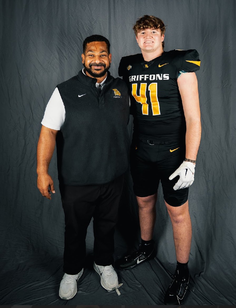 JadenFletcher11's tweet image. Thankful for the opportunity to visit Missouri Western. Really enjoyed my time on campus and learning more about the program.⚪️🟡 #PerfectMix2026 #Griffup 

@CoachGalloM @MWSU_Football @EcoachJ @SidelinePreps @PrepRedzone
@NewcastleFTBL @QuentinBlue5 @TopPreps