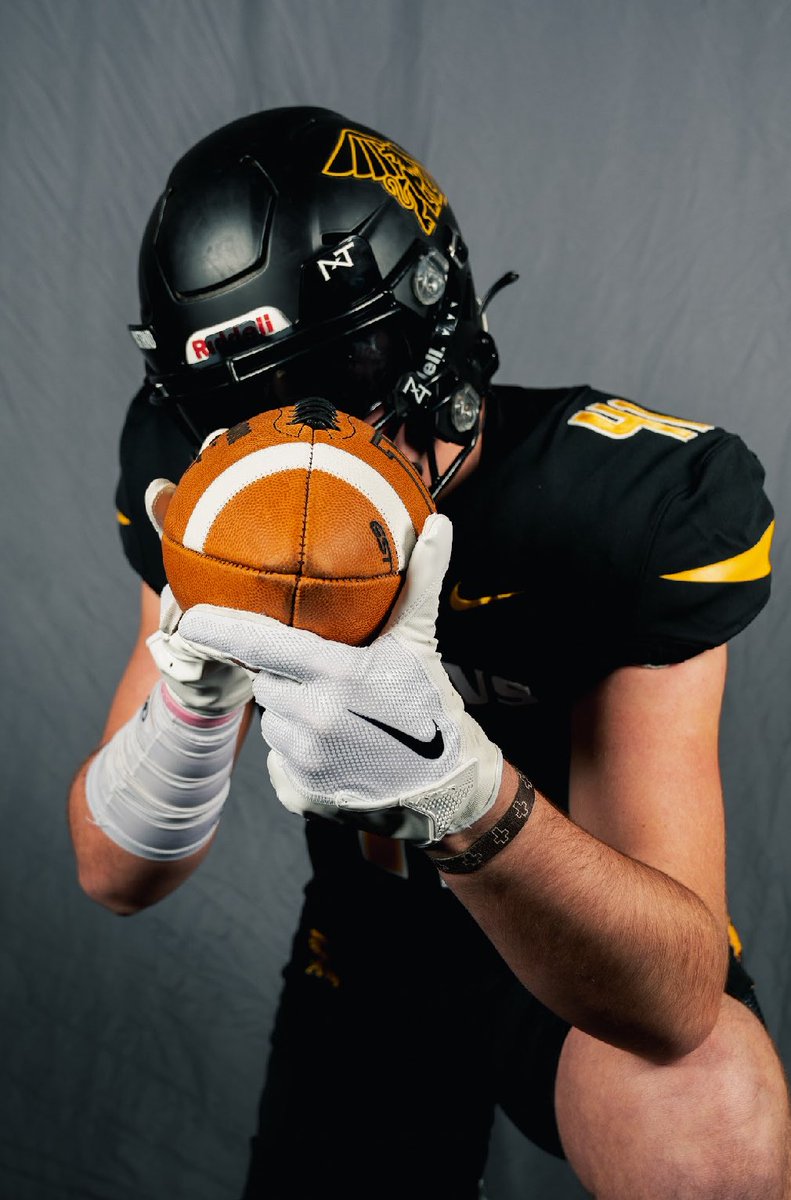 JadenFletcher11's tweet image. Thankful for the opportunity to visit Missouri Western. Really enjoyed my time on campus and learning more about the program.⚪️🟡 #PerfectMix2026 #Griffup 

@CoachGalloM @MWSU_Football @EcoachJ @SidelinePreps @PrepRedzone
@NewcastleFTBL @QuentinBlue5 @TopPreps