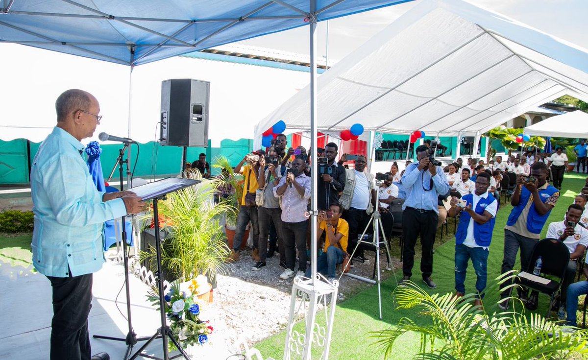leslievoltaire's tweet photo. Nous avons inauguré, au sein du Pôle Sud, un centre d’accueil pour enfants vulnérables dans la région des Cayes. Ce centre offrira aux enfants en situation de vulnérabilité, ainsi qu’à ceux en conflit avec la loi, un environnement digne, sécurisé et bienveillant, leur permettant de se reconstruire, d’apprendre, de jouer et de grandir dans le respect et la protection de leurs droits. Implanté sur plus de 35 hectares, le site comprend déjà 50 salles de classe et dispose d’une capacité d’accueil de près de 1 000 enfants. Il s’agit d’un investissement humain majeur au service de l’avenir.
______________________________________________

Nou inogire, nan Pòl Sid la, yon sant akèy pou timoun vilnerab nan rejyon Okay. Sant sa a pral ofri timoun ki nan sitiyasyon vilnerabilite yo, ansanm ak timoun ki an konfli ak lalwa, yon anviwònman ki diy, an sekirite epi nan lapè, kote yo kapab reprann fòs yo, aprann, jwe epi grandi nan respè ak pwoteksyon dwa yo. Enstale sou plis pase 35 ekta tè, sit la deja gen 50 sal klas epi li gen kapasite pou akeyi prèske 1 000 timoun. Se yon gwo envestisman imen ki fèt pou lavni peyi a.