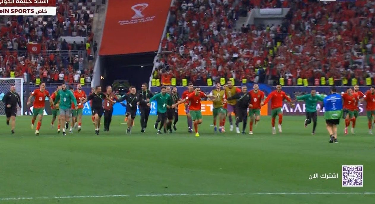 أسود الأطلس عينهم على اللقب العربي. فرحة منتخب المغرب بعدها تأهل إلى نهائي كأس بجدارة بعد الفوز بثلاثية أمام الإمارات 