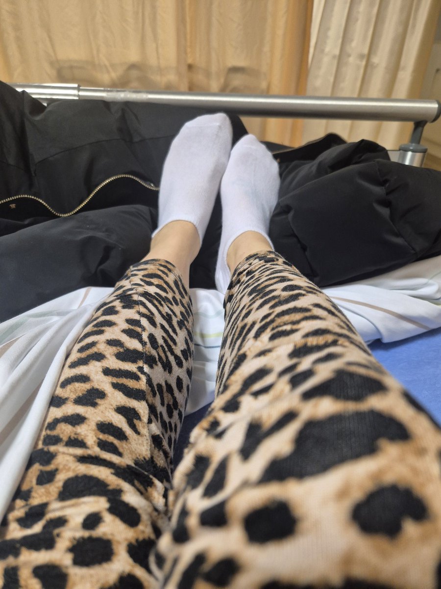 Schickt mir ein bisschen liebe. ❤️
Bin hoffentlich bald wieder zurück.  
Hab trotzdem ein paar Füßchen für euch.