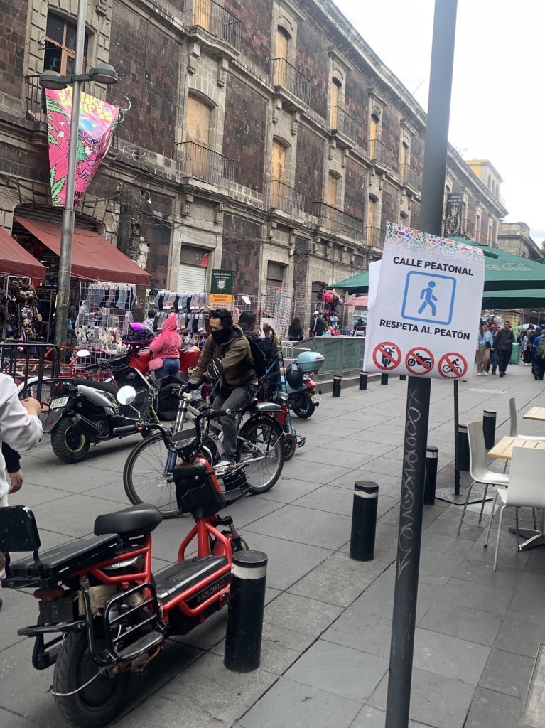diianice's tweet photo. Los letreros inútiles que puso la @ach_CDMX, a unos pasos de su edificio al parecer no están funcionando, quién lo diría https://t.co/Z7fON4fJn8