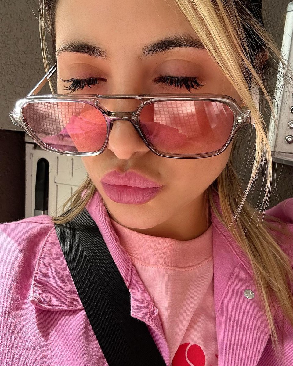 AustinKat84's tweet image. Too much pink? Never. ✨
#pinklips #pinkish #MondayMorning #graphicdesigner #logodesigner #commissionsopen #commsopen #repost