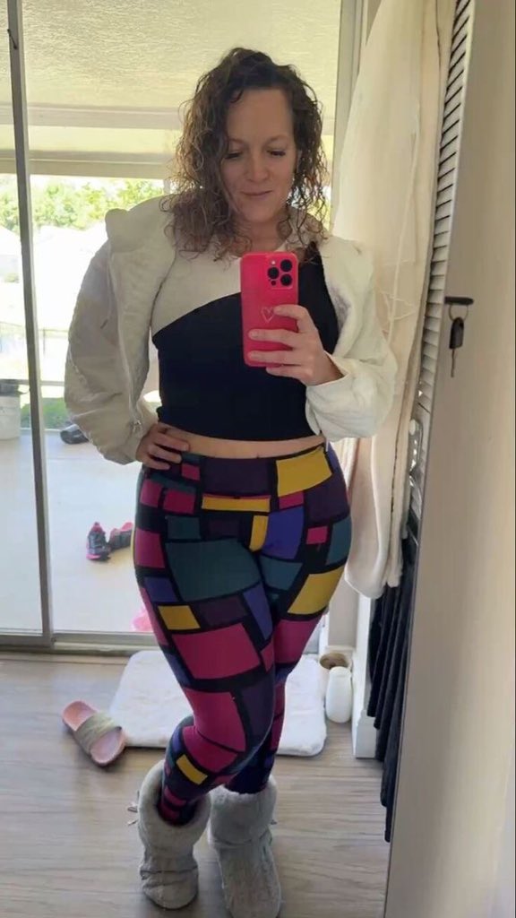 Marianjack9's tweet image. Starting the week with grace, gratitude, and a little sparkle ✨ #MondayVibes #MomLife #44AndThriving