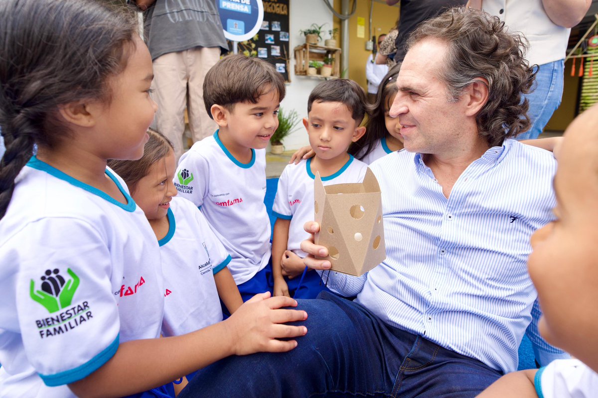FicoGutierrez's tweet photo. El hambre no sale a vacaciones ni tiene fines de semana. Estamos entregando paquetes de alimentación para el receso de Navidad y Año Nuevo a todos los niños y niñas de Buen Comienzo. Esta entrega va acompañada de un libro infantil en inglés para aprender jugando en familia 📚.

Esto es posible porque recuperamos Buen Comienzo. En 2025 hemos atendido a más de 85.000 niñas, niños, gestantes y lactantes; garantizamos atención integral los 365 días del año; aumentamos 17% el salario de las agentes educativas; ampliamos cupos en modalidad familiar y salas cuna; la desnutrición infantil bajó del 1,1% al 0,4% y lo mejor: cero muertes por desnutrición infantil en 2024 y 2025.

En la Alcaldía de la Gente cuidamos lo más sagrado: nuestros niños y niñas❤️.