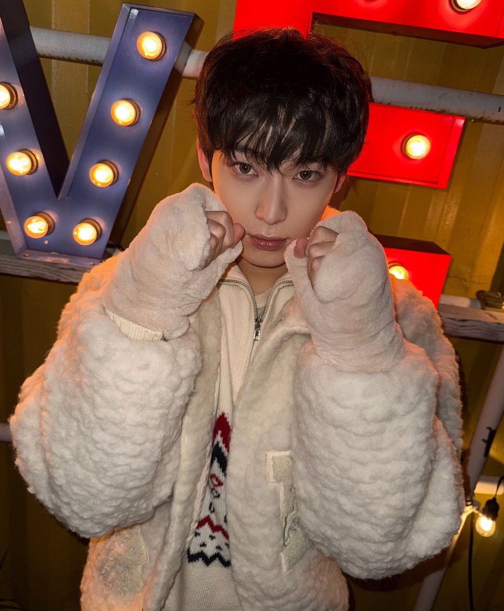 acarinadeww's tweet photo. #deonsseni 🧥⛄ winter season https://t.co/X8dlbbMUon