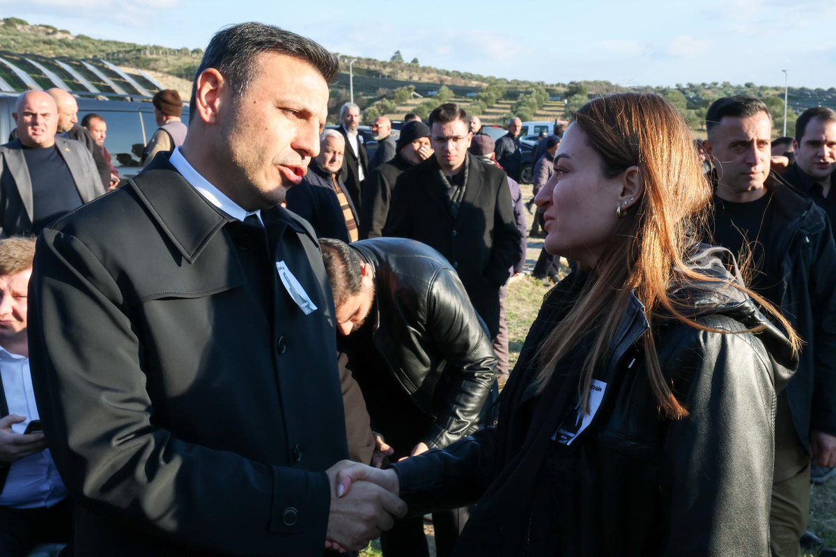 Erken bir vedanın bıraktığı derin hüznü içimizde taşıyarak, Şehzadeler Belediye Başkanı'mız Gülşah Durbay’ın kıymetli ailesine taziye ziyaretinde bulunduk.