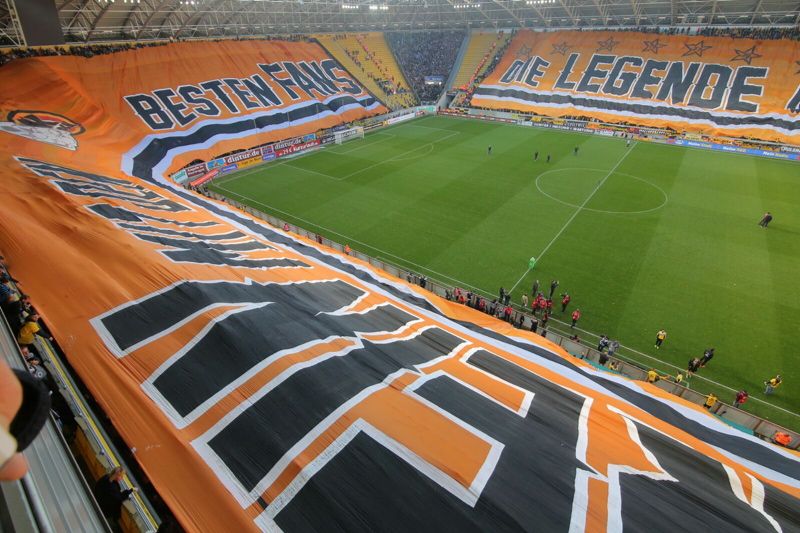 VoetbalUltras's tweet photo. 🏆 Top 3 grootste sfeeracties in Europa 

🥇 FC Twente · 18.000 m² · 2025
Jubileumwedstrijd 700 jaar Enschede

🥈 Dynamo Dresden · 13.000 m² · 31 oktober 2015
vs 1. FC Magdeburg

🥉 Feyenoord · 11.000 m² · mei 2023
vs Go Ahead Eagles https://t.co/EsfMBPOItX