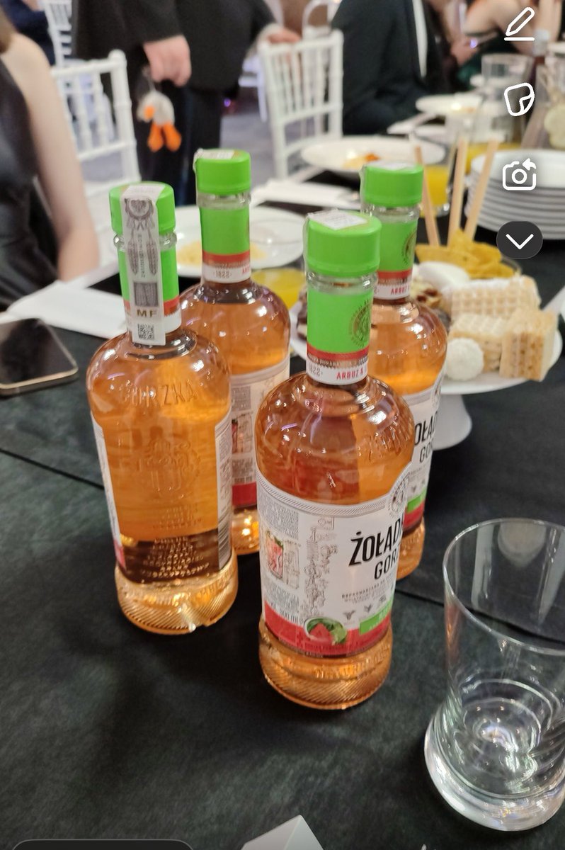 SmilingAndDead's tweet image. studniówka 5 minut później