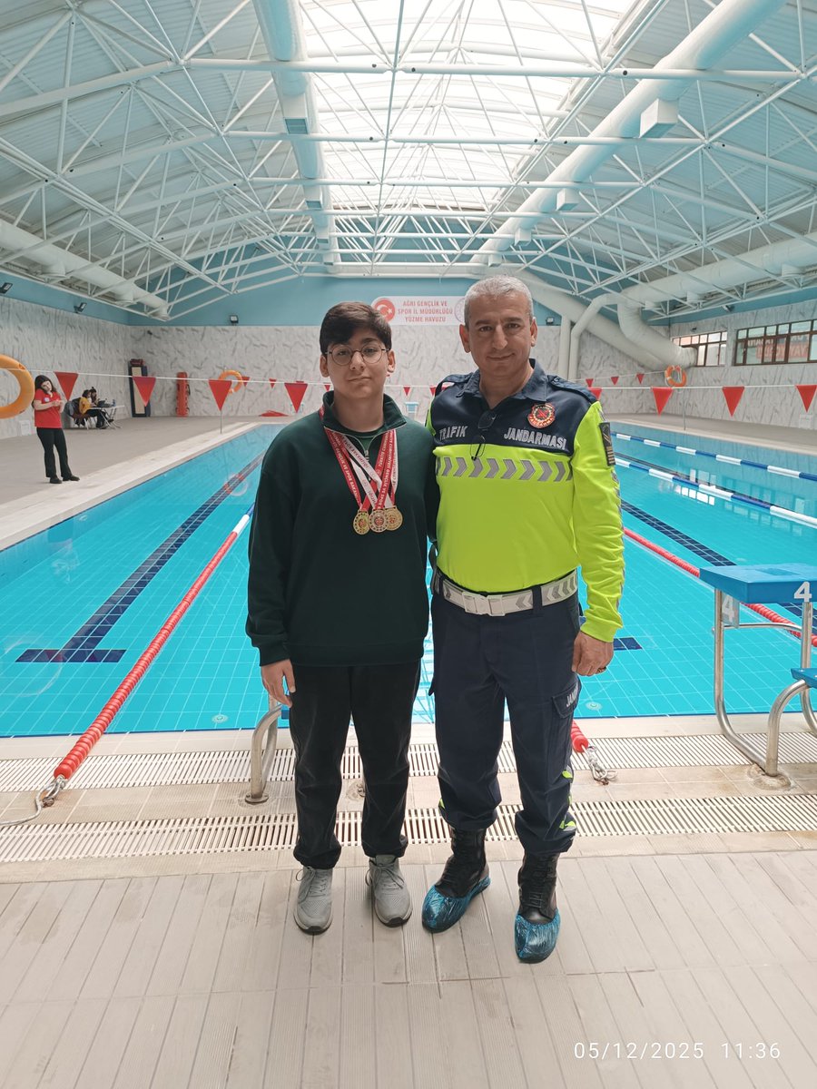 Liseler arası yüzme müsabakalarında yarıştığı 3 kulvarda da 1. olup, 3 Altın madalya kazanan okulumuz 9.sınıf öğrencisi Berat ASLAN'ı tebrik eder, başarılarının devamın dilerz.
400 Metre serbest stil  birincisi 
200 metre serbest stil birincisi 
200 metre kelebek stilbirincisi