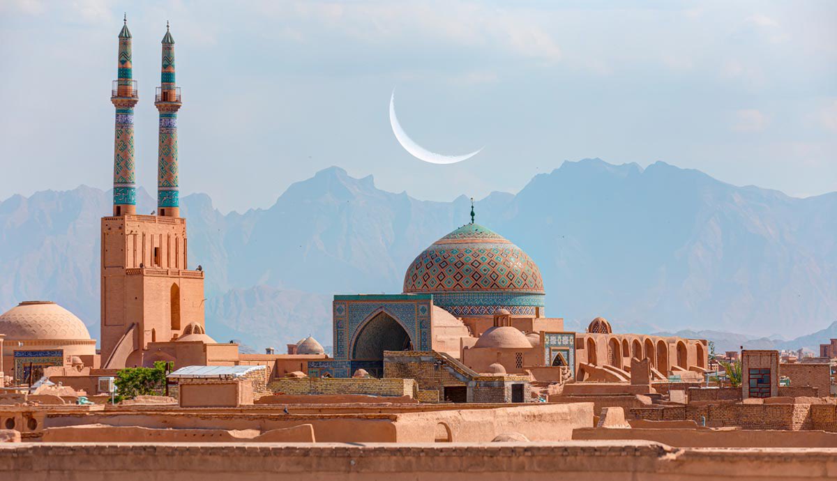Cosmos_politic's tweet photo. كم تمنّيت لو أني وُلدت في زمنٍ غير هذا الزمن…

كل ما هو قديم يبدو أجمل من أغلب ما نراه اليوم.

العمارة، الأدب، الموسيقى، الملابس، وحتى ملامح البشر أنفسهم. 

اليوم، تحتاج المرأة إلى خمس عمليات تجميل لتصل إلى ربع جمال جدّتها، ويحتاج الرجل إلى حقن هرمونية لا تُحصى وساعات تعذيب في النوادي ليقارب شيئاً من قوة وصلابة أجداده. ما كان فطرياً أصبح مصطنعاً، وما كان أصيلاً صار مُختبرياً.

يكفي أن تنظر إلى تماثيل الإغريق، أو آثار الفراعنة، أو الرومان، أو لوحات الفرس، لتدرك كيف كان الإنسان جميلاً، متناسقاً، ومبدعاً بطبيعته لا بصناعته.

الإنسان الحديث لا يتطوّر، بل يتقهقر.
القيم تآكلت، الذوق انحدر، المعنى اختفى، وكل شيء من حولنا بات قبيحاً، متطرفاً، ومعتوهاً… كأننا نشهد عودةً معكوسة من الإنسان إلى ما دونه، لا تقدّماً نحوه.