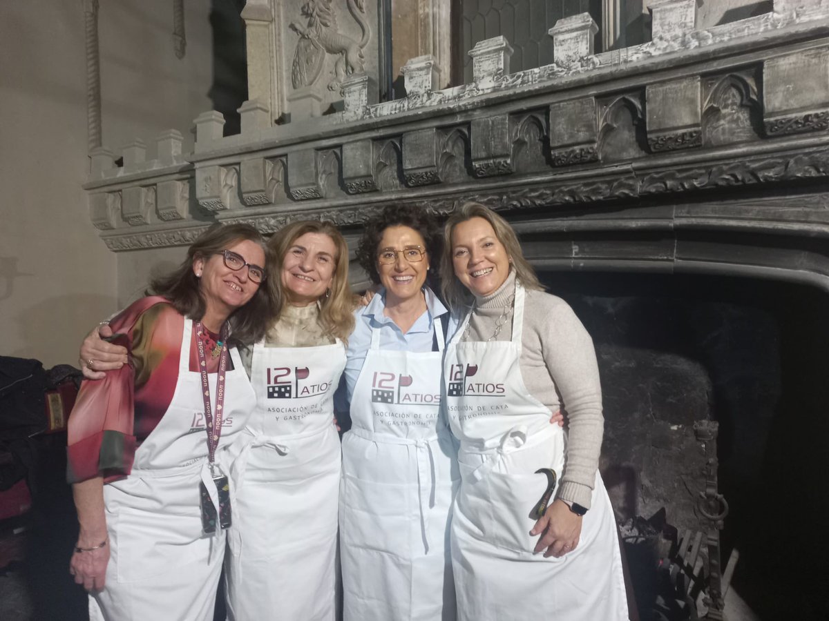 DocePatios's tweet photo. ‘Amandilados 2025’, nuestra cata anual de champagne y ostras en el Castillo de Guadamur. Un maravilloso grupo de amigos, disfrutando de su afición común y con la generosidad de organizadores y anfitriones. ¡Larga vida a 12 Patios! 
(Atentos cuando os contemos los vinos 🤦🏻‍♂️🤦🏻‍♂️🤦🏻‍♂️) https://t.co/918qElZ8jo