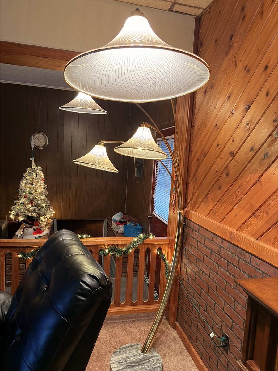 bryceeet's tweet image. Gotta marry this girl cuz her grandma said she’d give me this lamp