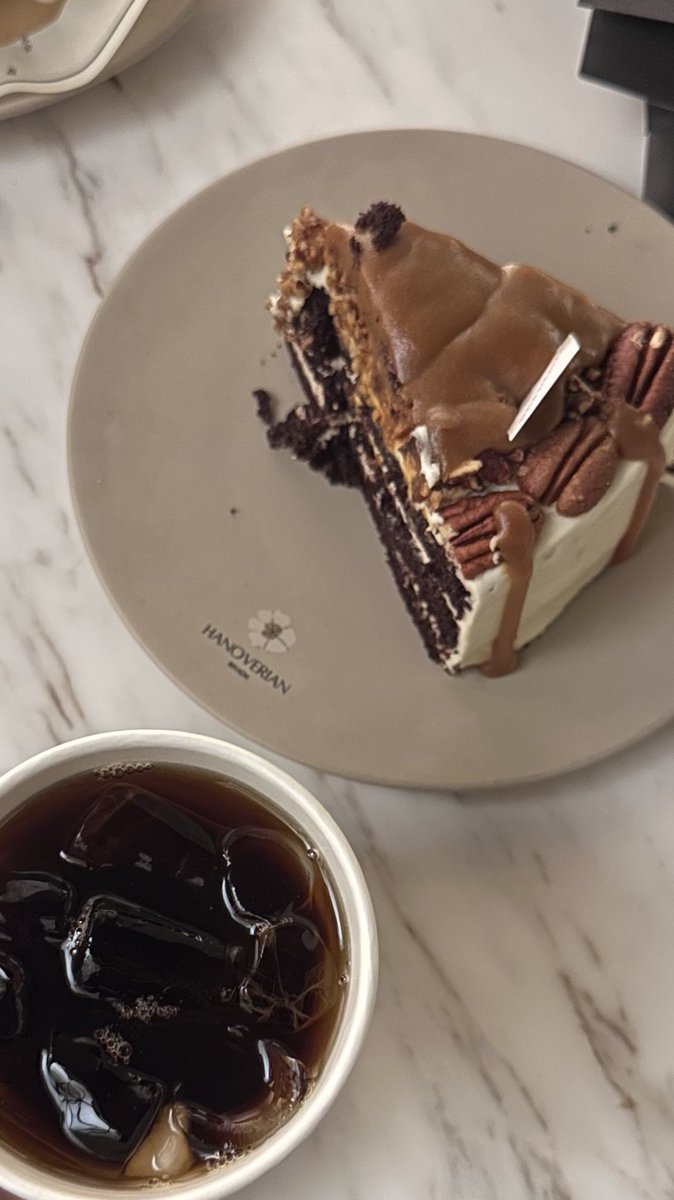 ____OnlyReem's tweet image. مافيه شيٍ يعيد للقلب طفولته إلا يومًا ماطر .