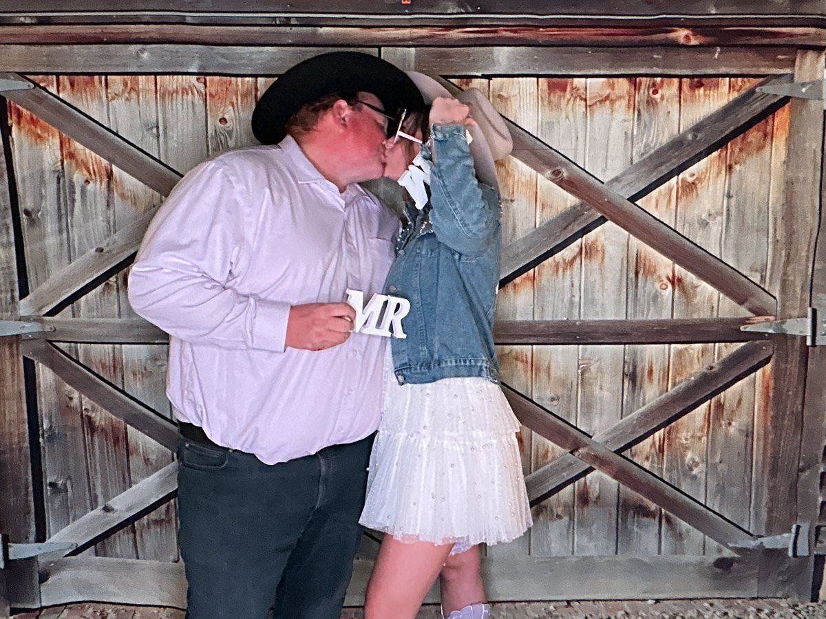 JaceyLowieta's tweet photo. Mrs. Perry has a nice ring to it🤪💍 https://t.co/6c8nU1xml5