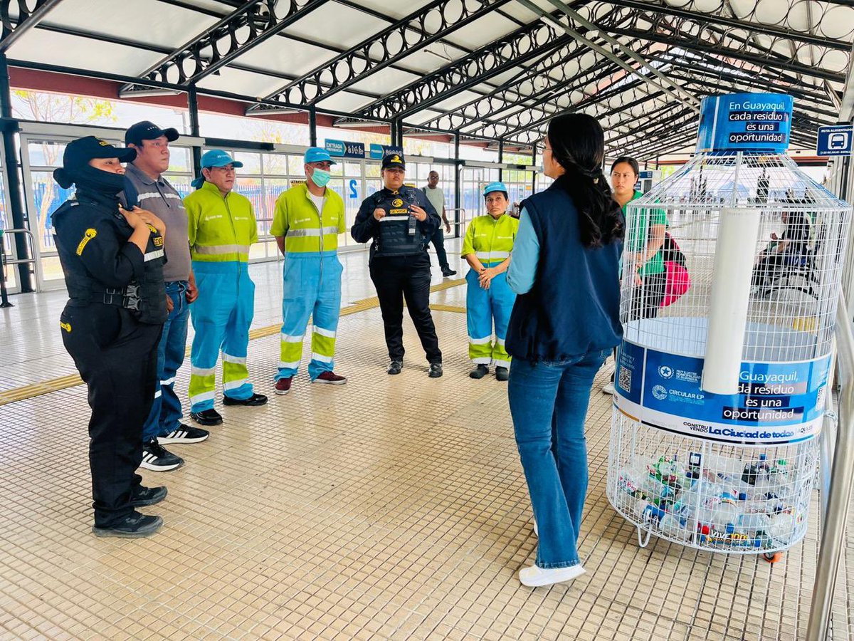 FernandCornejoV's tweet photo. #CircularEP | Seguimos llegando a cada rincón de la #CiudadDeTodos con nuestra #RutaDelReciclaje.

En esta ocasión, estuvimos en la Terminal Río Daule y en la Parada Caja del Seguro, donde desarrollamos charlas sobre Separación en la Fuente, acercándonos a usuarios y funcionarios para incentivar buenas prácticas en la gestión adecuada de residuos.

Cada espacio que se suma representa una oportunidad para educar, transformar hábitos y avanzar hacia un Guayaquil más limpio y sostenible. 

#AquilesAlvarez
