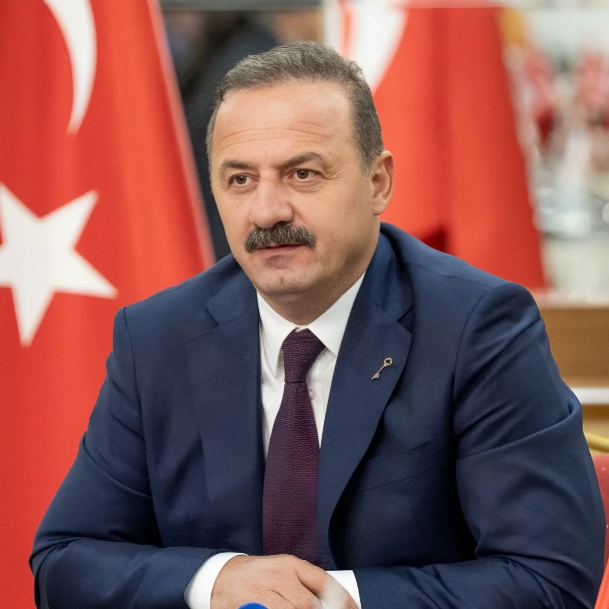 Esat komutanımızın köpeği Co, Kıbrıs Gazisidir, komutanımızın Şehit olduğu gün, hissedip uçurumdan atlayarak hayatına son vermiştir.

Soldaki köpek sağdaki alkolikten daha vatansever, daha millidir. Bu ülkeye daha çok hizmeti olnuştur.