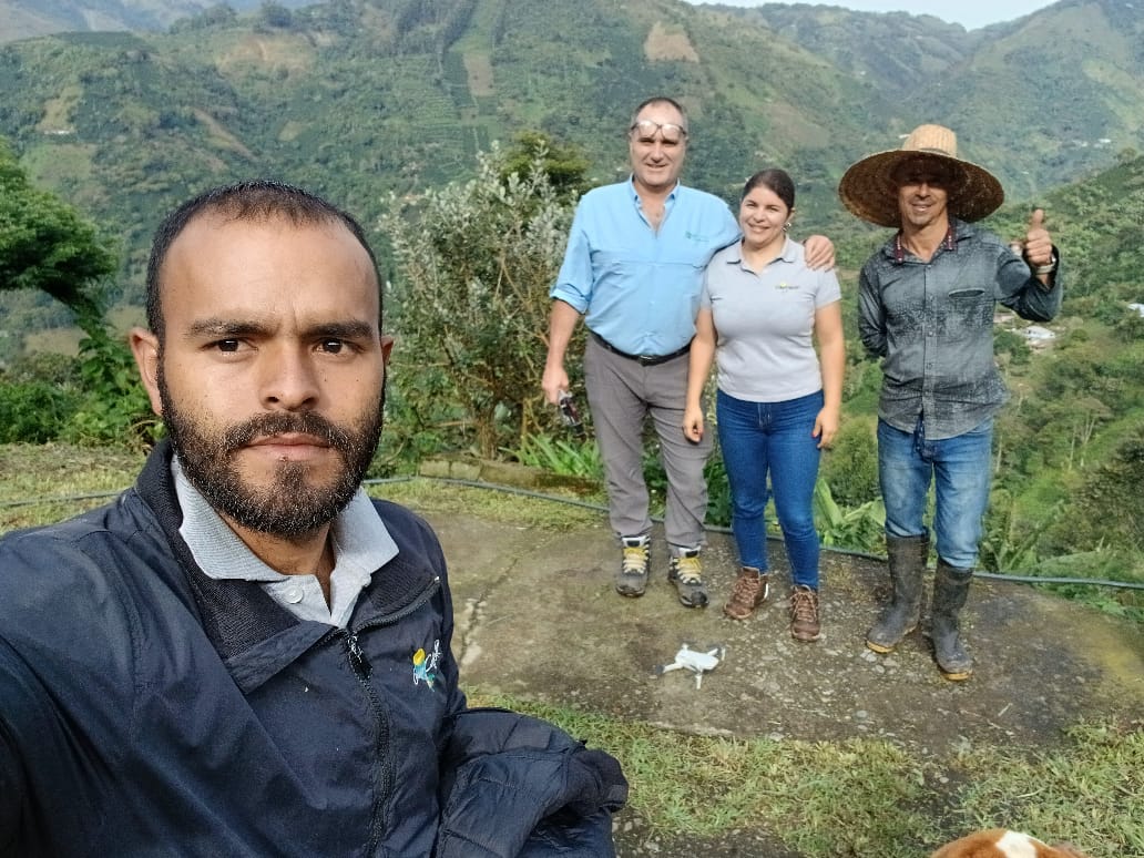 Coopcafer's tweet photo. coopcafer 🤝🌱 En Coopcafer, creemos que el trabajo
en equipo es la clave del éxito. 🌱🤝

Formamos una red de conocimiento y propósitos,
donde cada acción está alineada con un mismo
objetivo: el bienestar de nuestros asociados y sus
familias. 👨‍👩‍👧‍👦✨ https://t.co/4uVTDAerBR