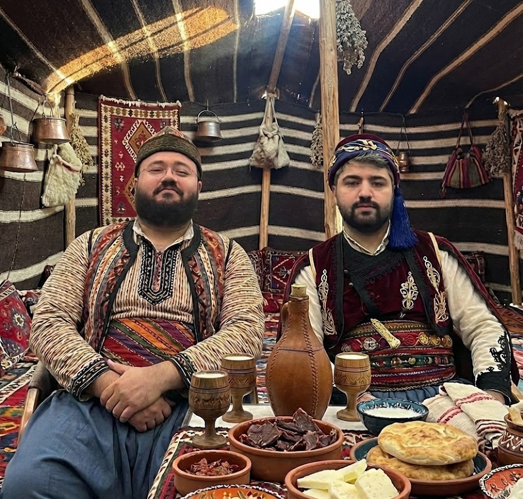 BlenderGreen_'s tweet photo. Dayılarla yörük çadırında yemek keyfi. https://t.co/HhLrF0CtHy