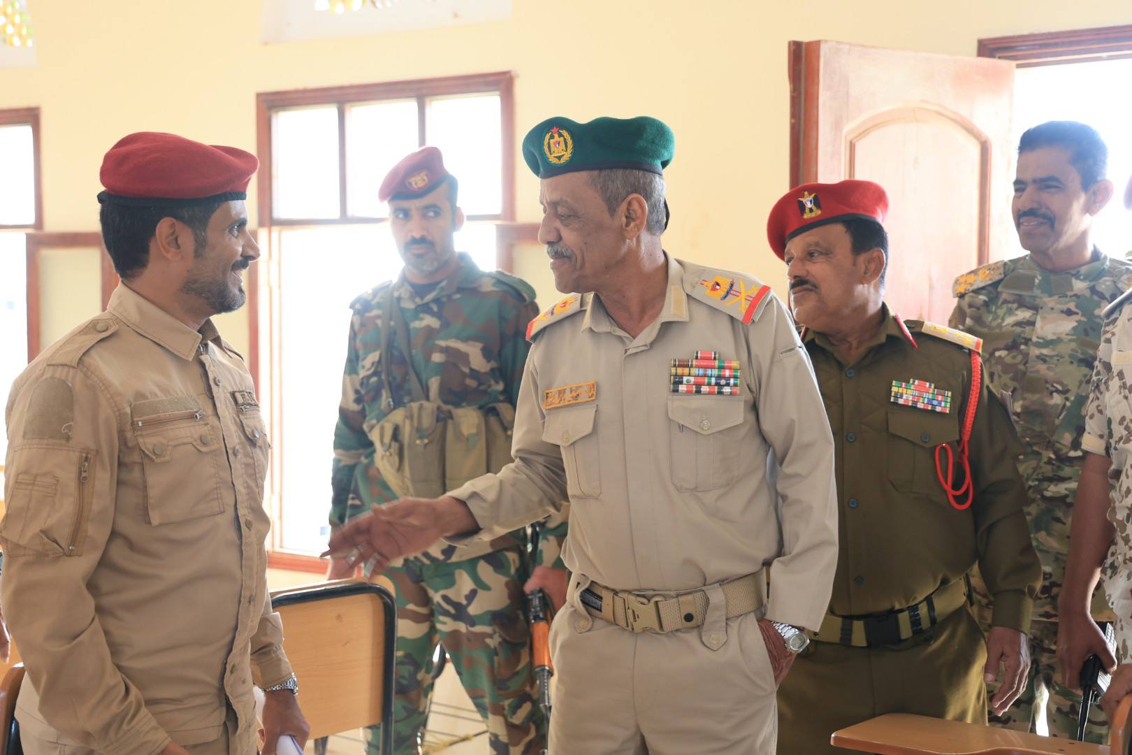 قائد المنطقة العسكرية الثانية يتفقد سير الامتحانات بدورة قادة السرايا في معهد الشهيد صالح أبوبكر بن حسينون لتدريب وتأهيل القادة بالمكلا #القوات_الجنوبيه_طارده_للارهاب 