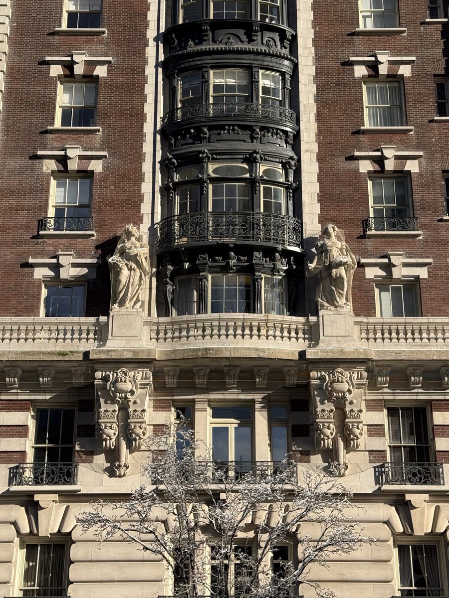 mspringut's tweet photo. Traditional architecture works at every scale of human perception. https://t.co/pgE3JlxcU0