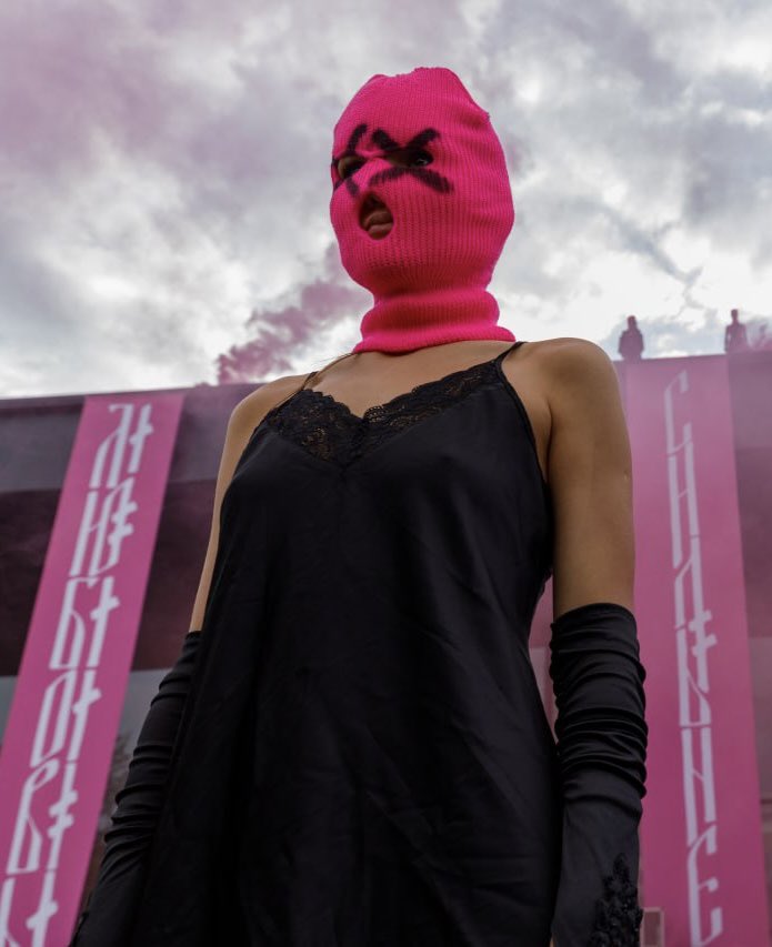 nadyariot's tweet photo. Pussy Riot признали экстремистской организацией в России. С целью стереть само существование Pussy Riot из сознания россиян. 

Балаклава под подушкой, наша песня на компьютере или лайк под нашим постом - всё это может привести к тюремному сроку. Pussy Riot фактически превратились в тех-чьё-имя-нельзя-называть в России.

Когда нас судили за панк-молебен, мы говорили судье и прокурорам, что пусть мы в клетке, мы все равно свободнее их. Полтора десятилетия спустя, это по-прежнему так. 

Я могу говорить то, что думаю о путине — что он стареющий социопат, распространяющий свою гниль теперь не только внутри страны, но и по всем миру. Если отказ засунуть язык в жопу - экстремизм, что ж поделать, будем экстремистами.