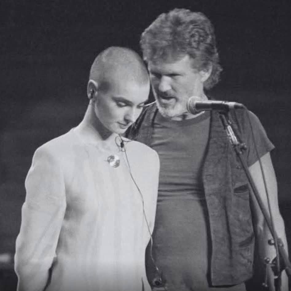 Kampfzwerg280's tweet photo. Als Sinéad O’Connor am 16. Oktober 1992 die Bühne des Madison Square Garden betrat, war sie erst 25 & schon eine der berühmtesten Stimmen der Welt. Doch an diesem Abend warteten keine Fans auf sie, sondern ein wütender Mob.

2 Wochen zuvor hatte sie bei „Saturday Night Live“ das Foto des Papstes zerrissen & gesagt: „Fight the real enemy“ – aus Protest gegen den Missbrauch von Kindern in der katholischen Kirche. Die meisten wollten damals nichts davon hören. Radios boykottierten sie, Medien zerfleischten sie, Kollegen machten Witze auf ihre Kosten. Aus der Künstlerin wurde über Nacht die „Irre“, die „Hasserin“.

Als Kris Kristofferson sie bei Bob Dylans Jubiläumskonzert ansagte, brach ein Pfeifkonzert los. 20.000 Menschen buhten sie aus, bevor sie überhaupt einen Ton gesungen hatte. Sinéad stand im grellen Licht, klein, mit kahlrasiertem Kopf & doch aufrecht. Statt des geplanten Dylan-Songs schrie sie noch einmal Bob Marleys „War“ in die Menge, dann brach sie ab & verließ die Bühne.

Hinter den Kulissen traf sie Kris. Sie zitterte, Tränen liefen ihr übers Gesicht. Er nahm sie in den Arm & flüsterte: „Don’t let the bastards get you down.“ Lass die Schweine dich nicht kaputtmachen.

Jahre später stellte sich heraus, dass alles, wofür sie verspottet wurde, stimmte: Die Kirche hatte Missbrauch systematisch vertuscht. Sinéad behielt Recht – nur war ihre Karriere da längst zerstört.

Ihre Geschichte erinnert uns daran, wie oft wir Menschen zerstören, die nur zu früh die Wahrheit aussprechen & wie wichtig es ist, wenigstens einmal im Leben derjenige zu sein, der nicht mit der Menge schreit, sondern leise sagt: Du bist nicht verrückt. Du bist mutig. Bleib stehen. 

- Netzfund