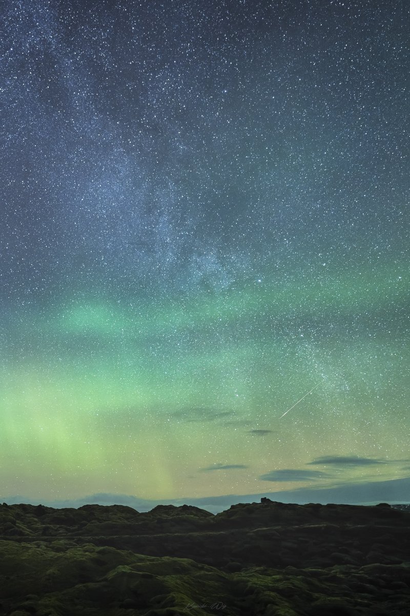 幻想的なオーロラと流れる星々の共演 
- アイスランド -