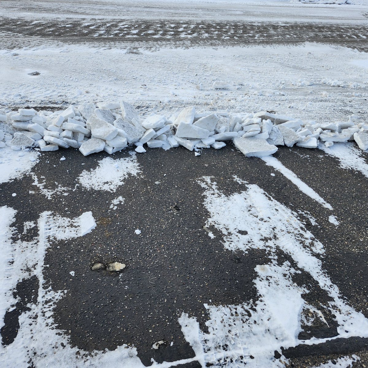 mbbookie's tweet photo. @CityBrandon can't get mail. Drive way left a mess. https://t.co/fyA7dVhxoa