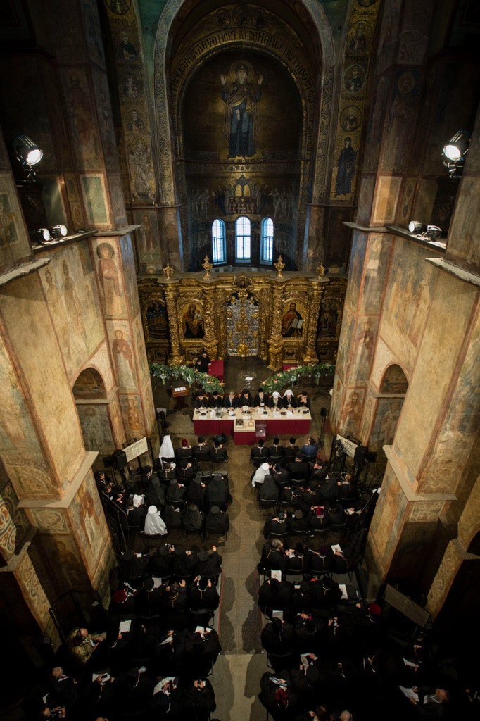 poroshenko's tweet image. Сім років тому здійснилася трьохсотрічна мрія українців. Постала Православна Церква України.

Того сніжного дня, близько десяти годин десятки тисяч вірян стояли на морозі на Софійській площі, молилися за успіх Собору, за духовну незалежність України. Ще мільйони спостерігали за…