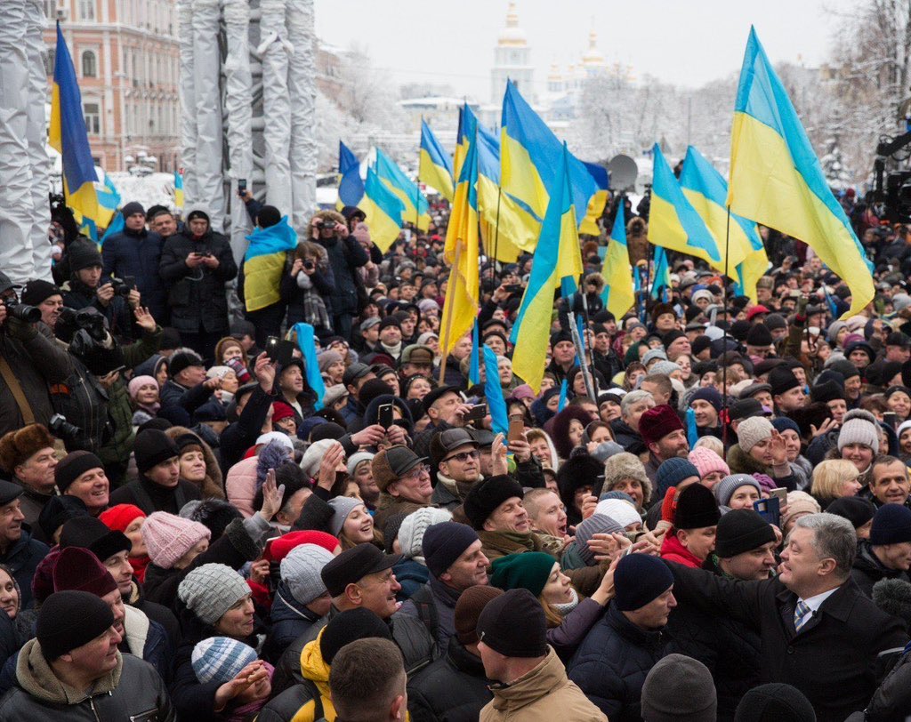 poroshenko's tweet image. Сім років тому здійснилася трьохсотрічна мрія українців. Постала Православна Церква України.

Того сніжного дня, близько десяти годин десятки тисяч вірян стояли на морозі на Софійській площі, молилися за успіх Собору, за духовну незалежність України. Ще мільйони спостерігали за…