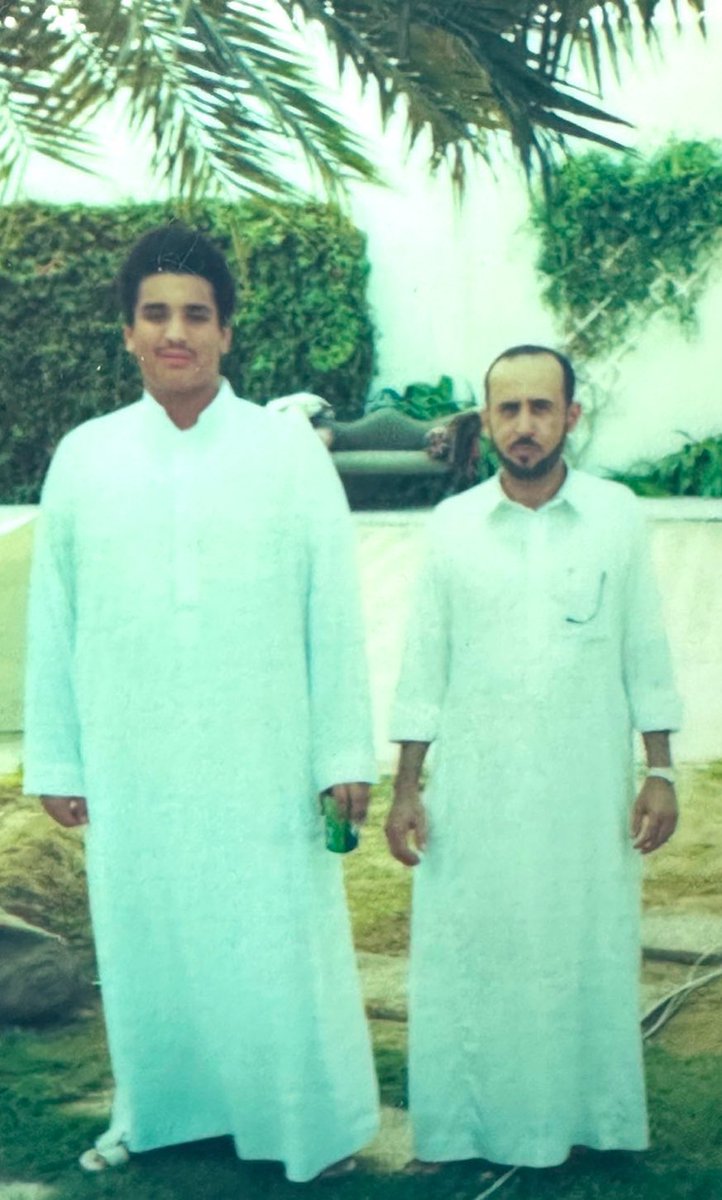 صورة من الارشيف عرفتوا الي على اليسار 🤣