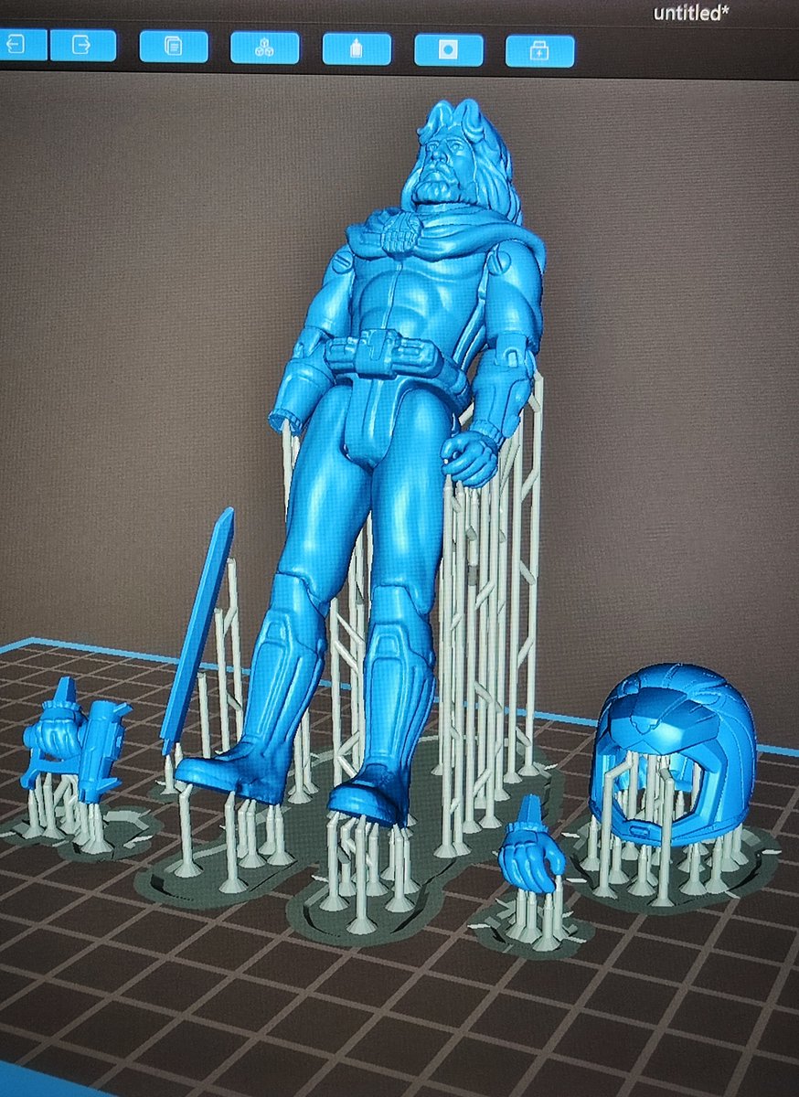 ¡Hoy tengo dos cosas muy chulas para enseñaros! Por un lado, la versión prototipo del cartón trasero de Ulises, y por otro lado, el aspecto de Ulises preparado para la primera impresión en resina UV. Ya queda muy poquito para que nuestro querido Ulises nazca 🥰📷 🥰